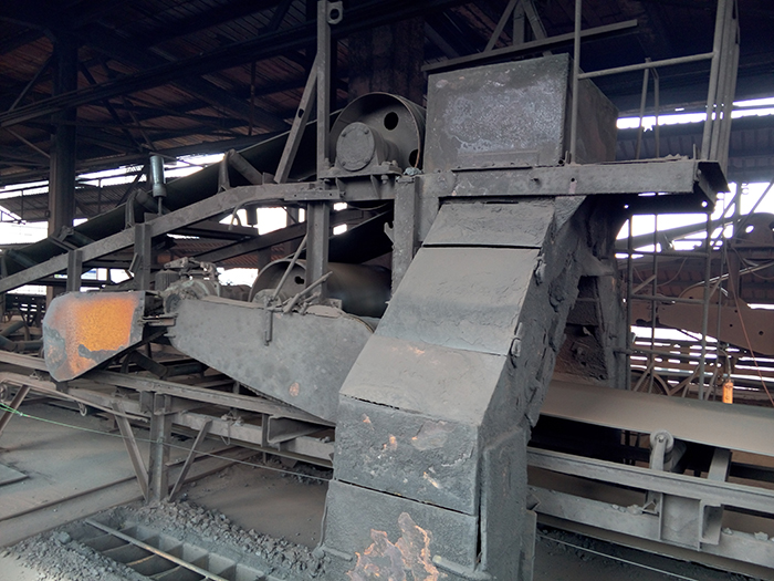 為某鋼廠生產(chǎn)設(shè)計(jì)的防塵式全封閉卸料車(chē)